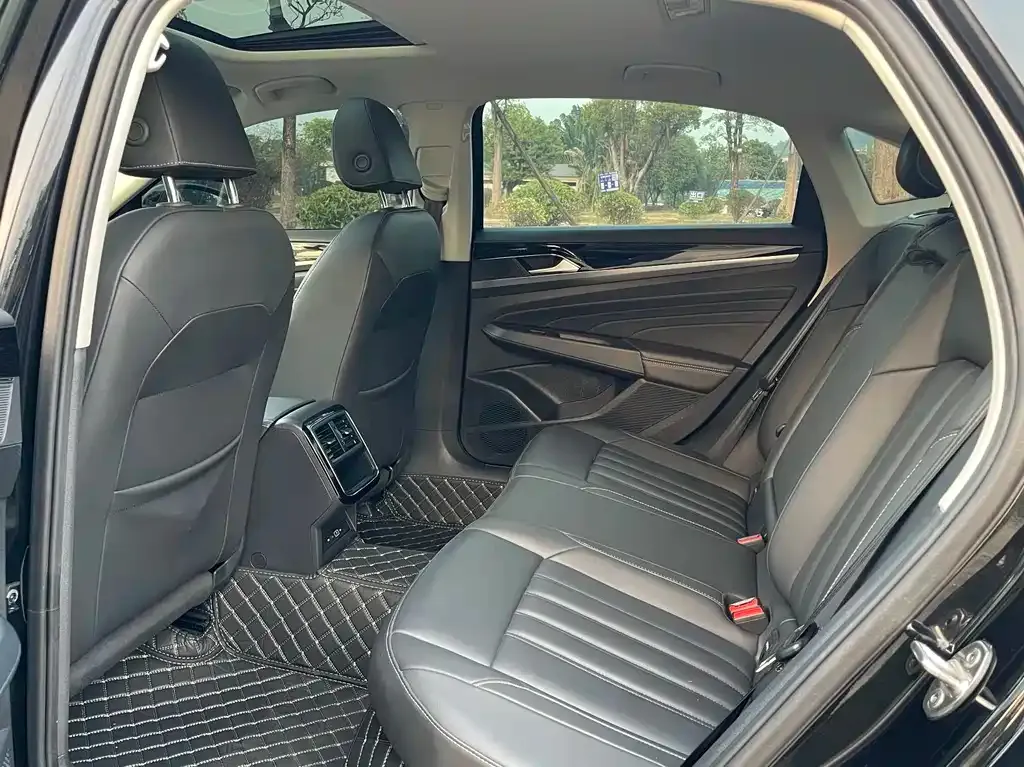 Volkswagen Passat 2023 из CN, фото 2