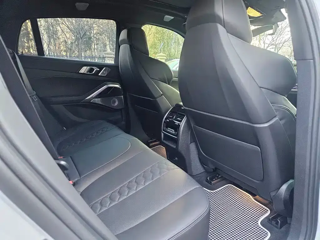 BMW X6 M 2024 из CN, фото 5