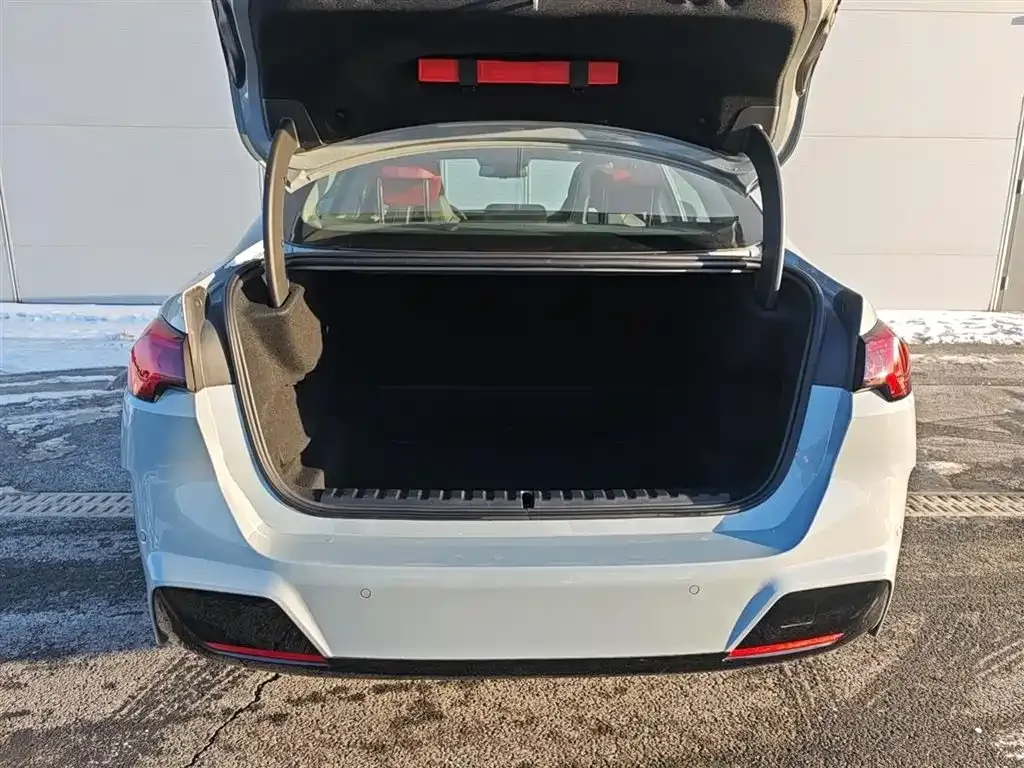 BMW 2 Series 2025 из CN, фото 7