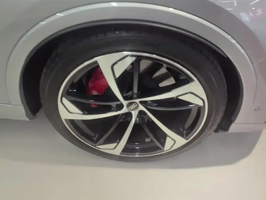 Audi SQ7 2024 из CN, фото 3