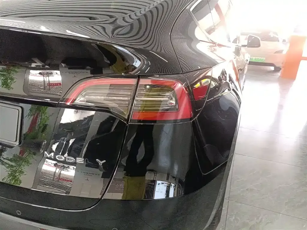 Tesla Model Y — фото 10