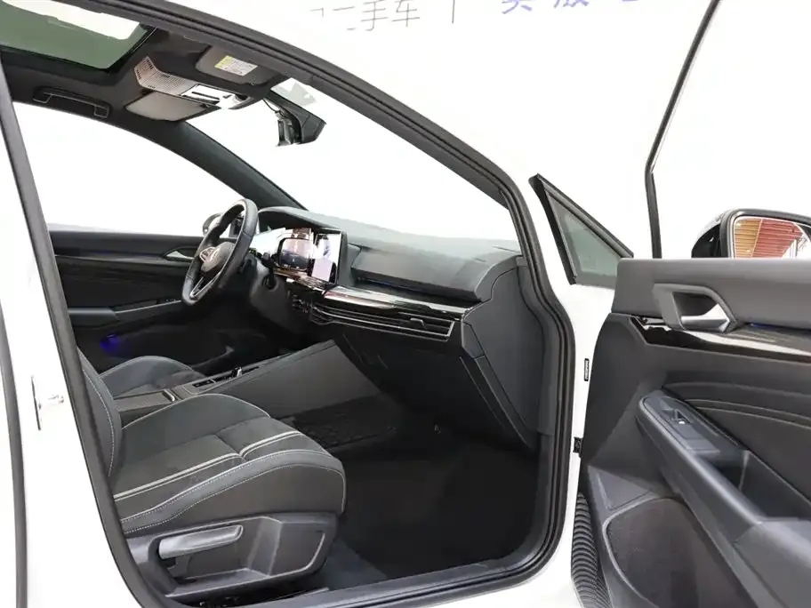 Volkswagen Golf 2023 из CN, фото 8