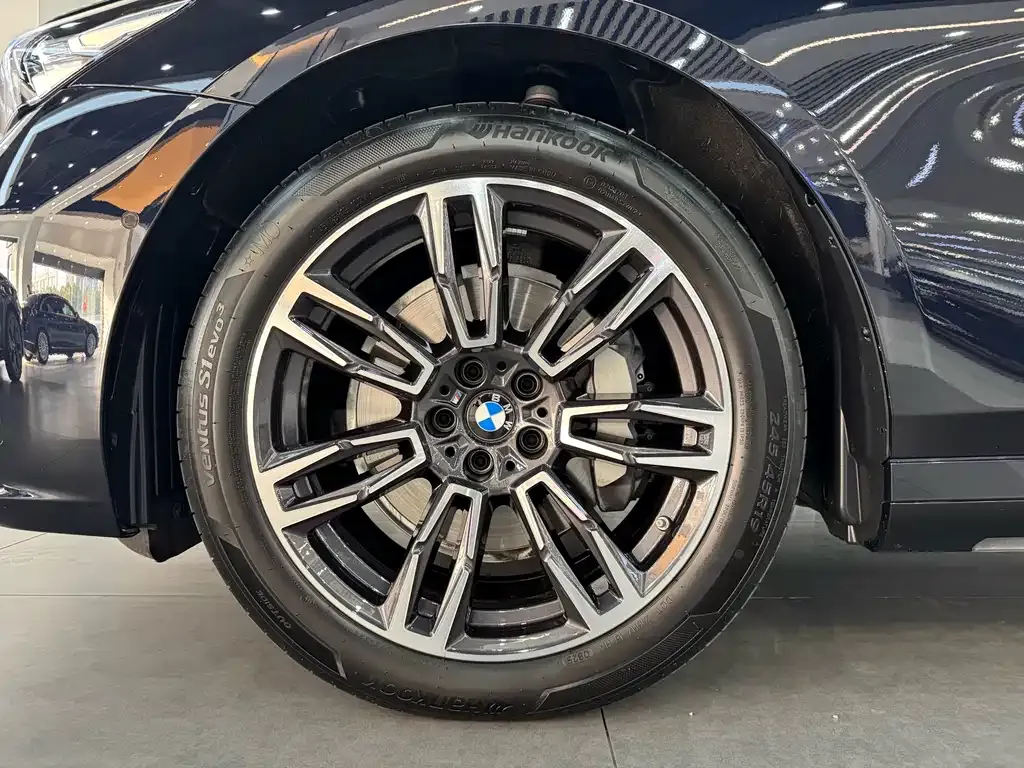 BMW 5 Series 2025 из CN, фото 8