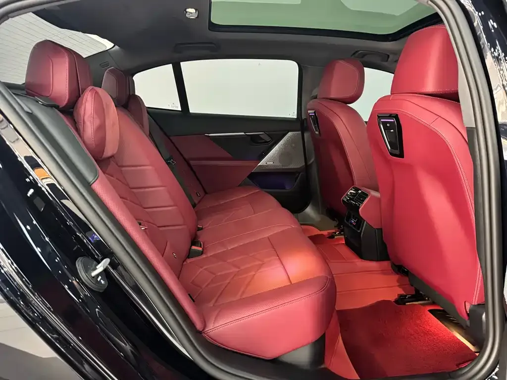 BMW 5 Series 2025 из CN, фото 7