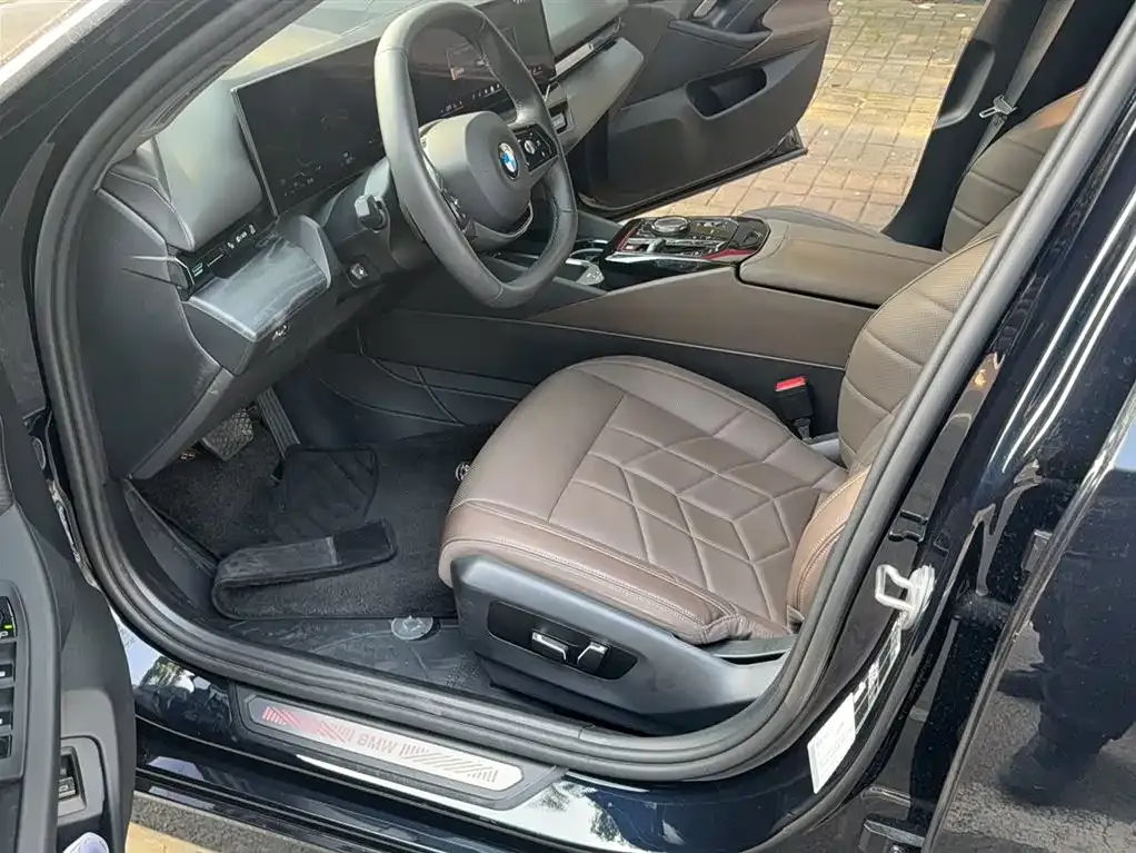BMW 5 Series 2024 из CN, фото 9