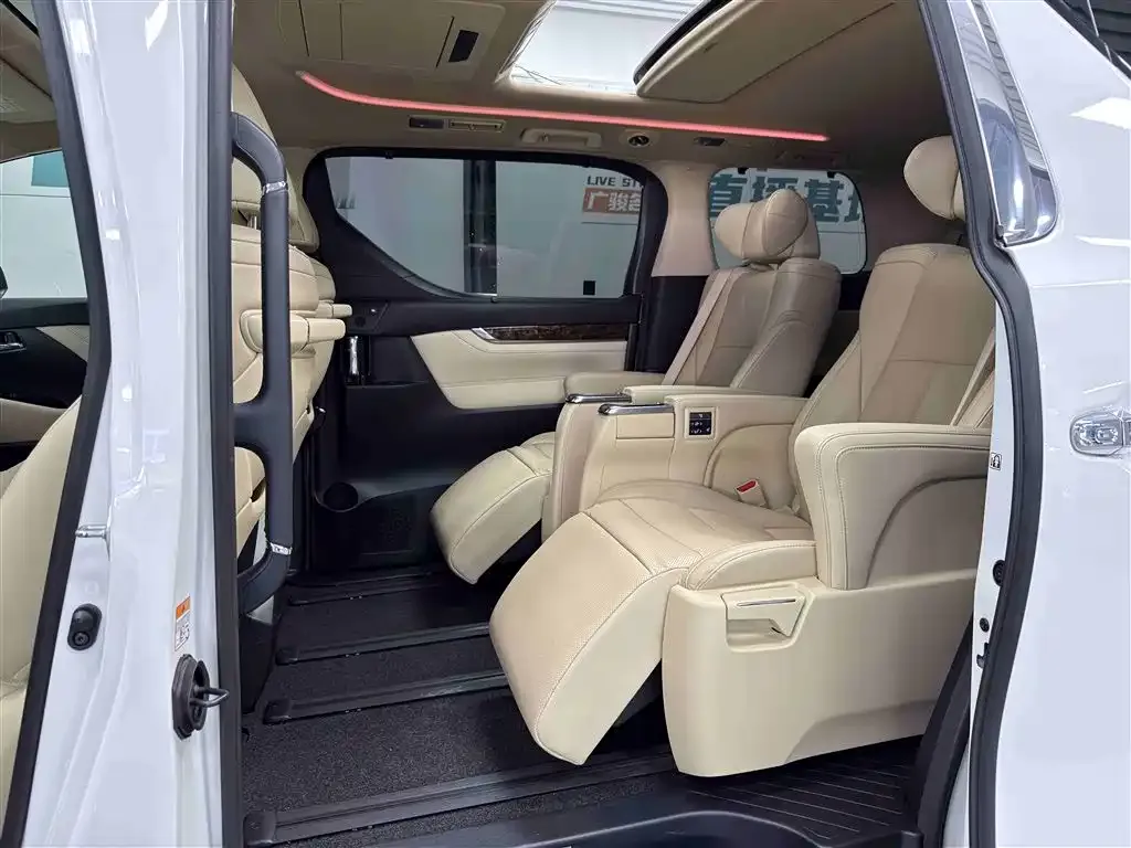 Toyota Alphard 2023 из CN, фото 7