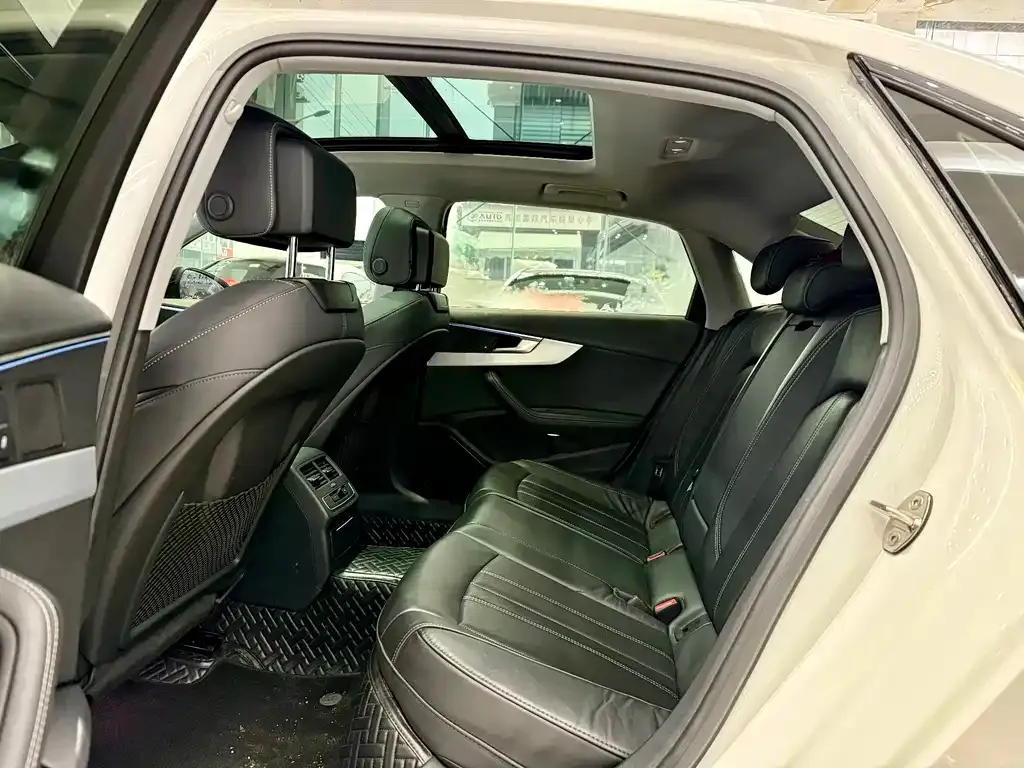 Audi A4L 2022 из CN, фото 4