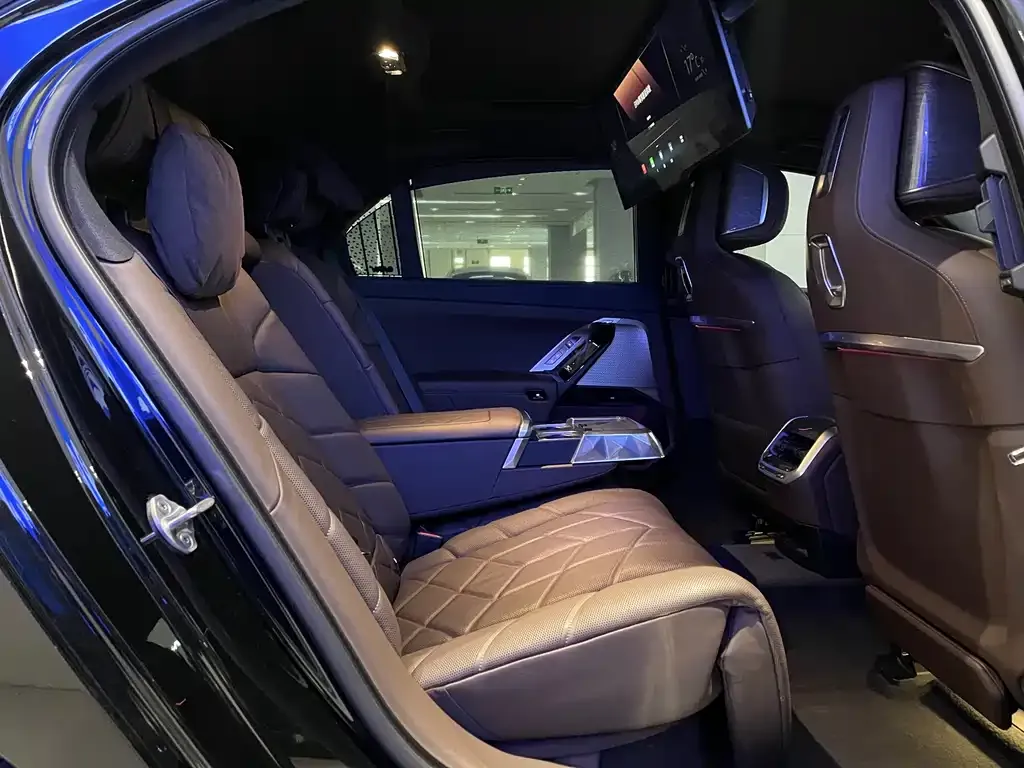 BMW 7 Series 2023 из CN, фото 8