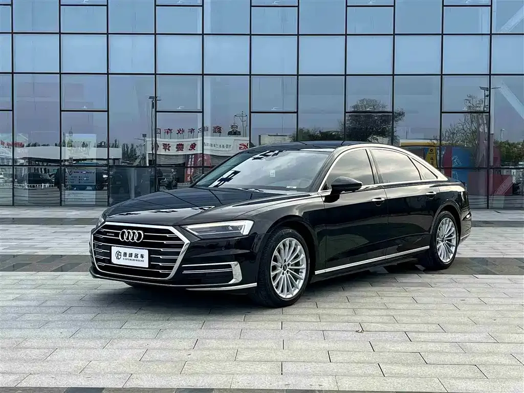 Audi A8 — фото 1