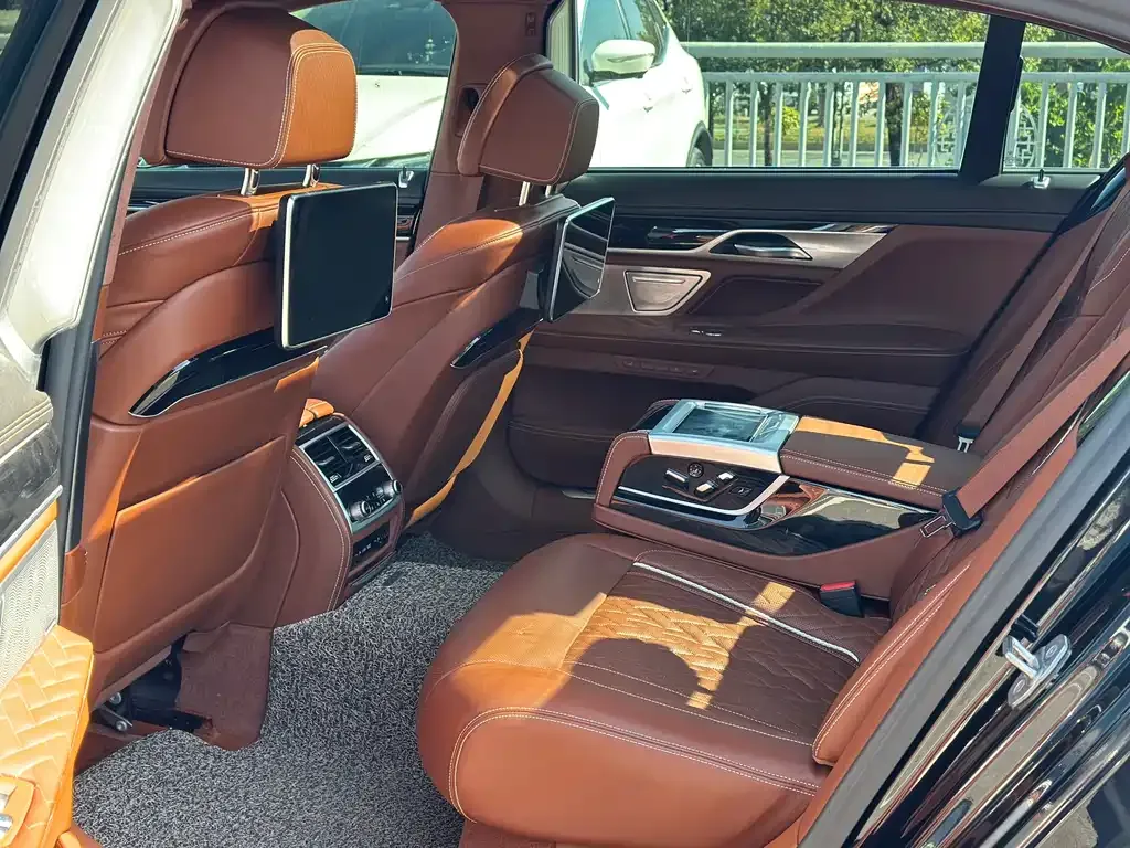 BMW 7 Series 2021 из CN, фото 7