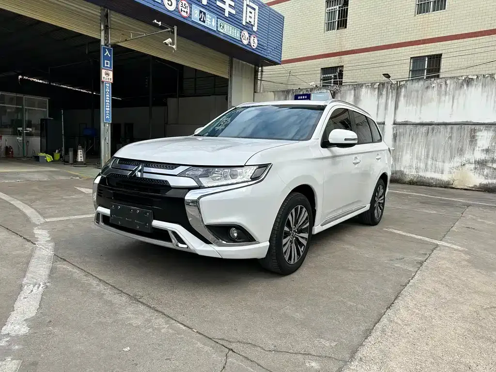 Mitsubishi Outlander 2022 из CN, фото 1