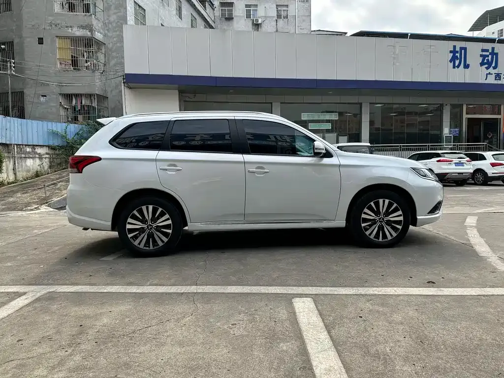 Mitsubishi Outlander 2022 из CN, фото 8