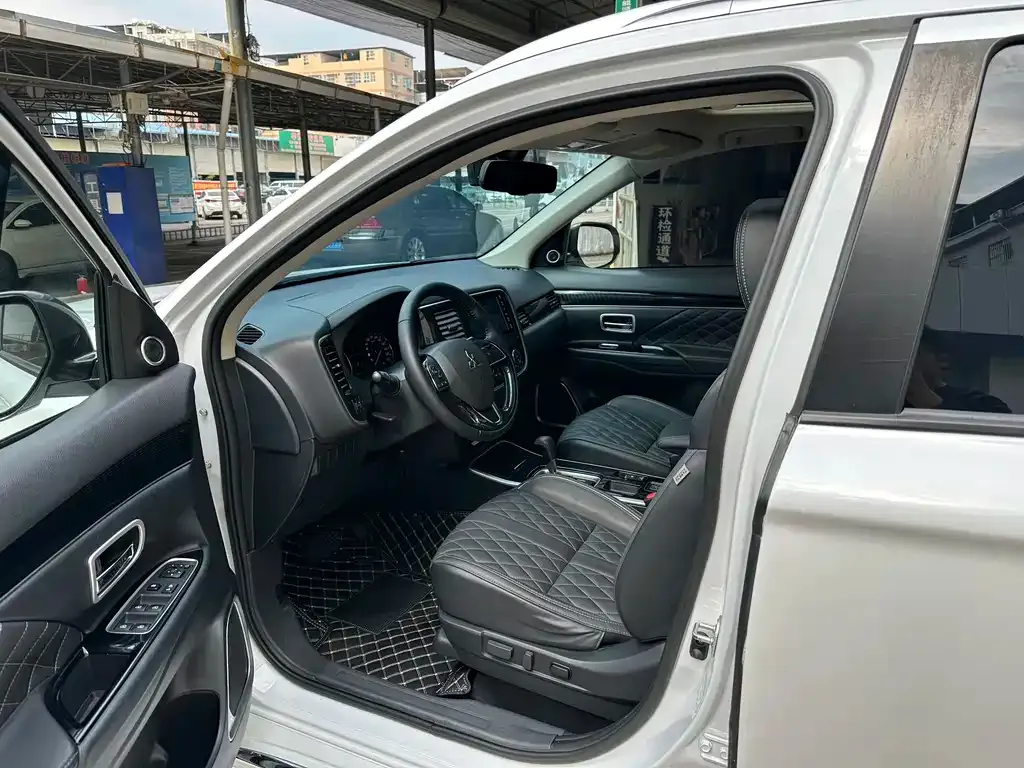 Mitsubishi Outlander 2022 из CN, фото 9