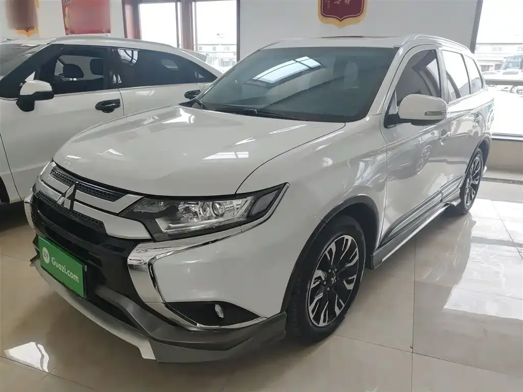 Mitsubishi Outlander — фото 1