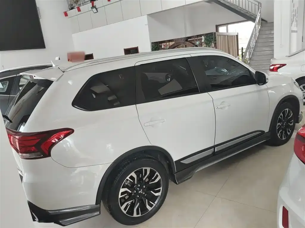 Mitsubishi Outlander — фото 10