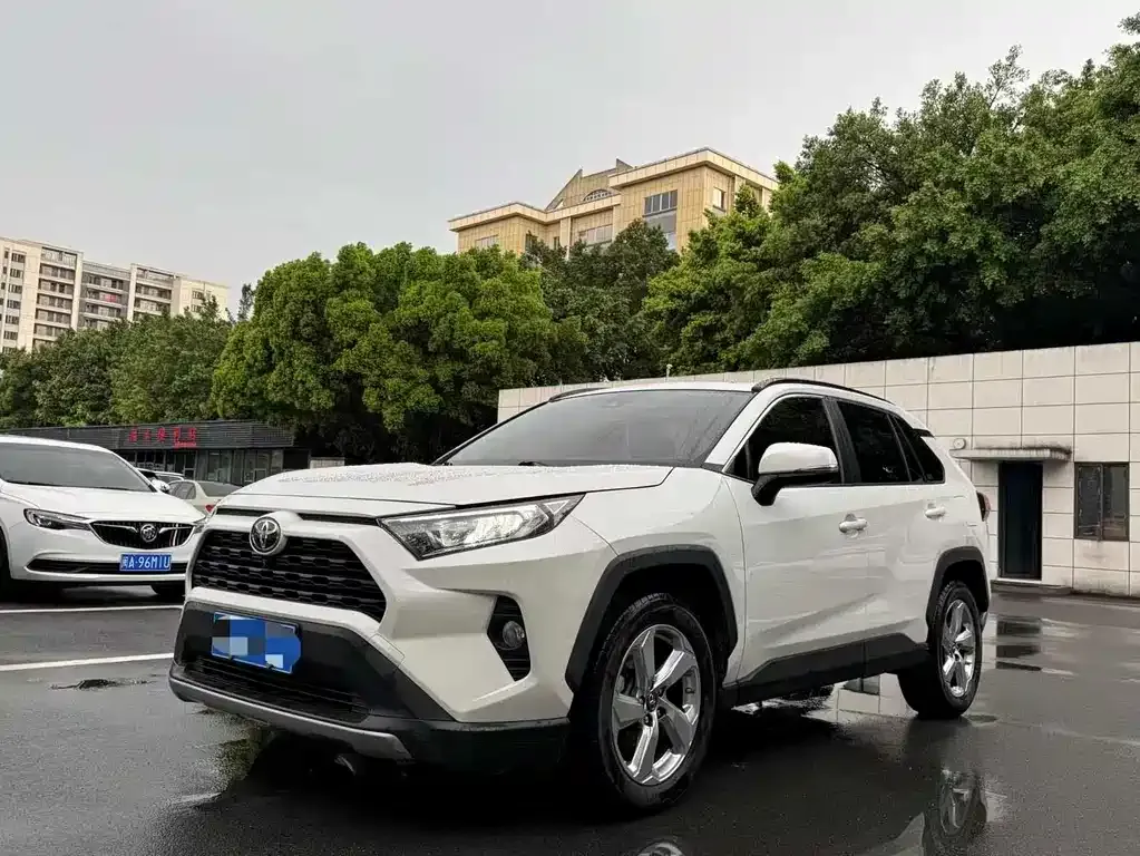 Toyota RAV4 — фото 1