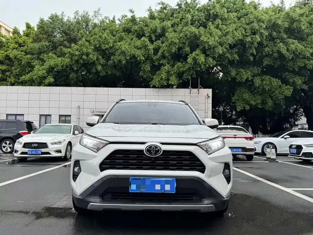 Toyota RAV4 — фото 8