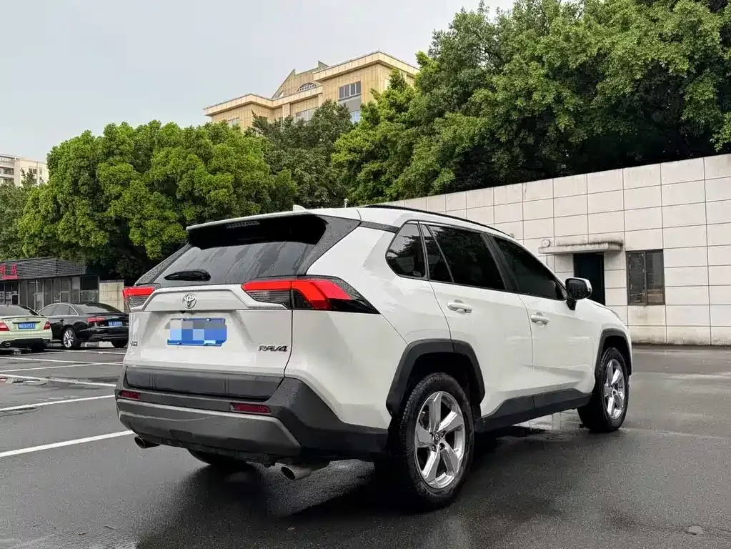 Toyota RAV4 — фото 3