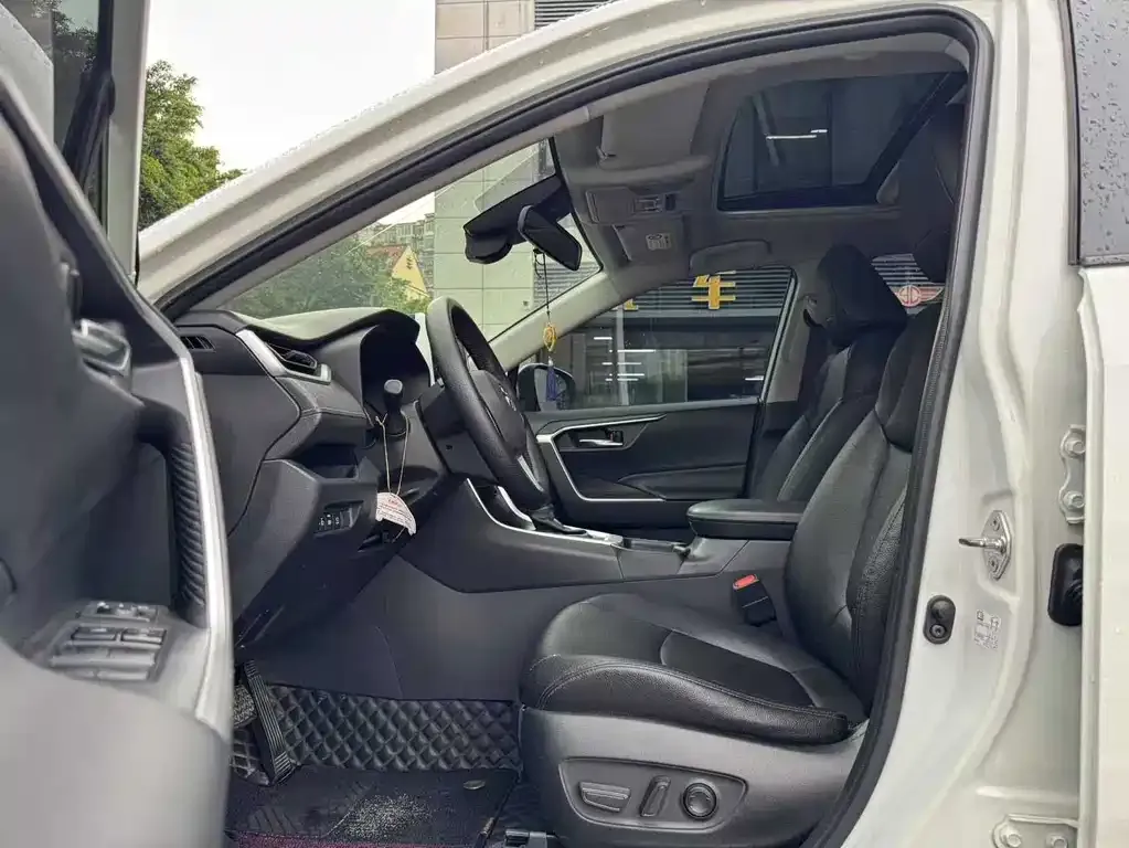 Toyota RAV4 — фото 4