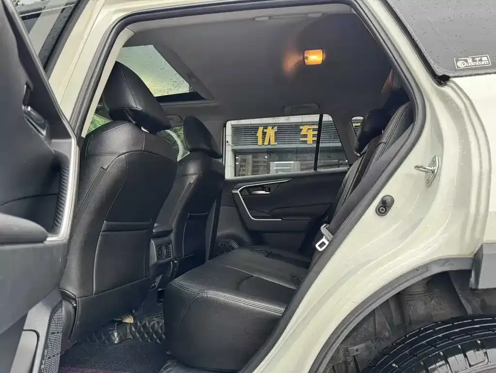 Toyota RAV4 — фото 6