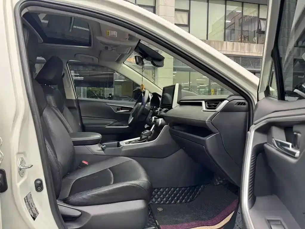 Toyota RAV4 — фото 2