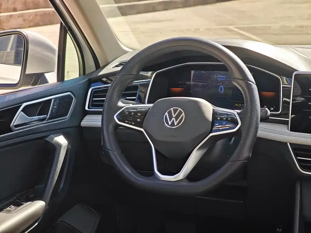 Volkswagen Tiguan L — фото 9