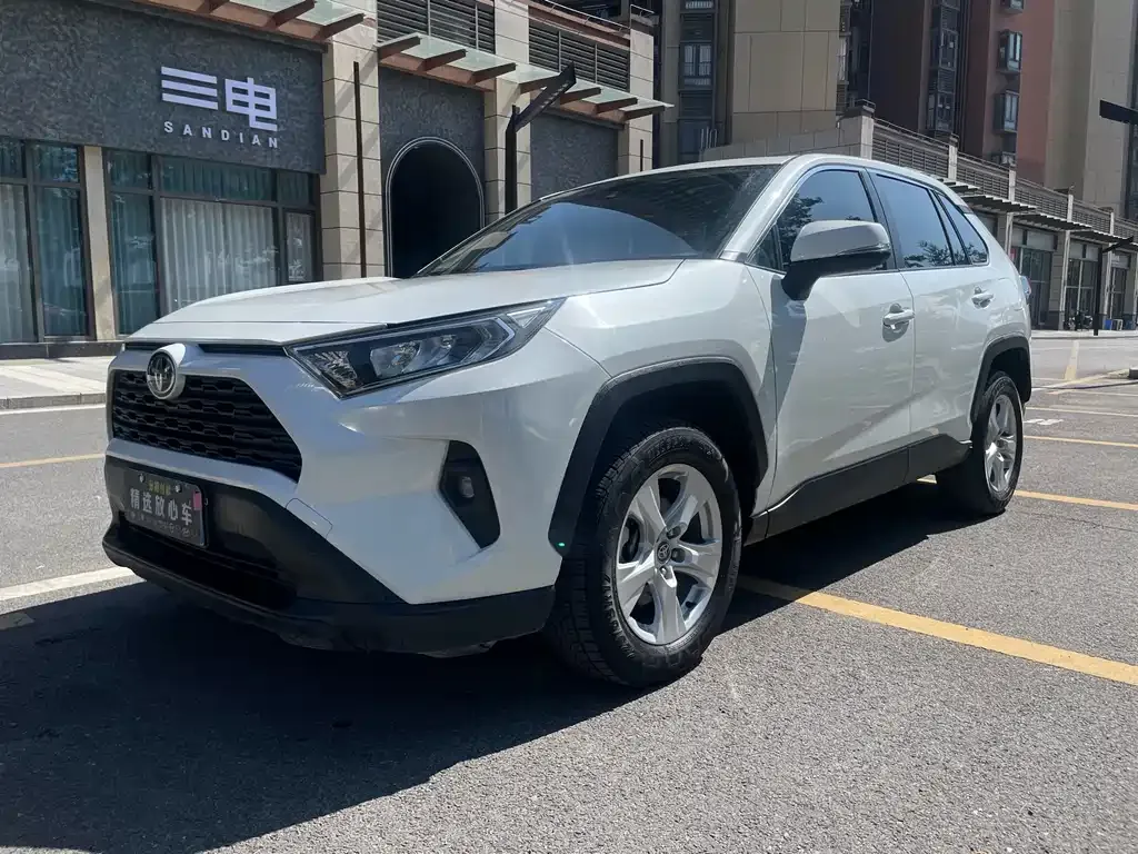 Toyota RAV4 — фото 1