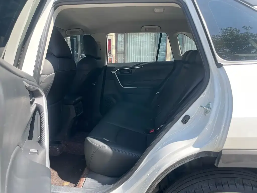 Toyota RAV4 — фото 3