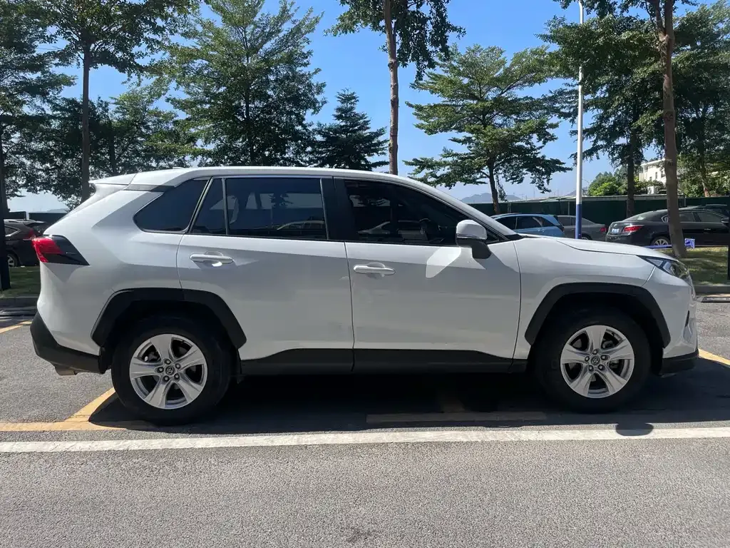 Toyota RAV4 — фото 8