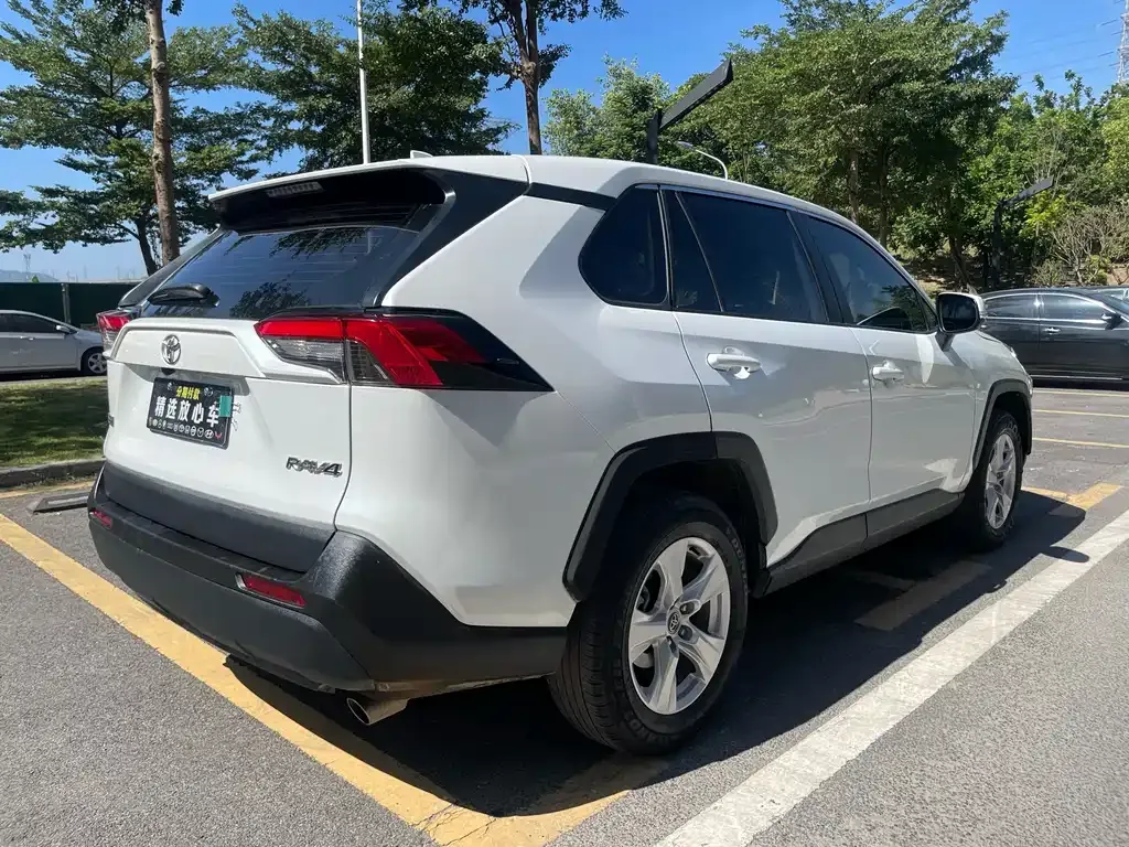 Toyota RAV4 — фото 6