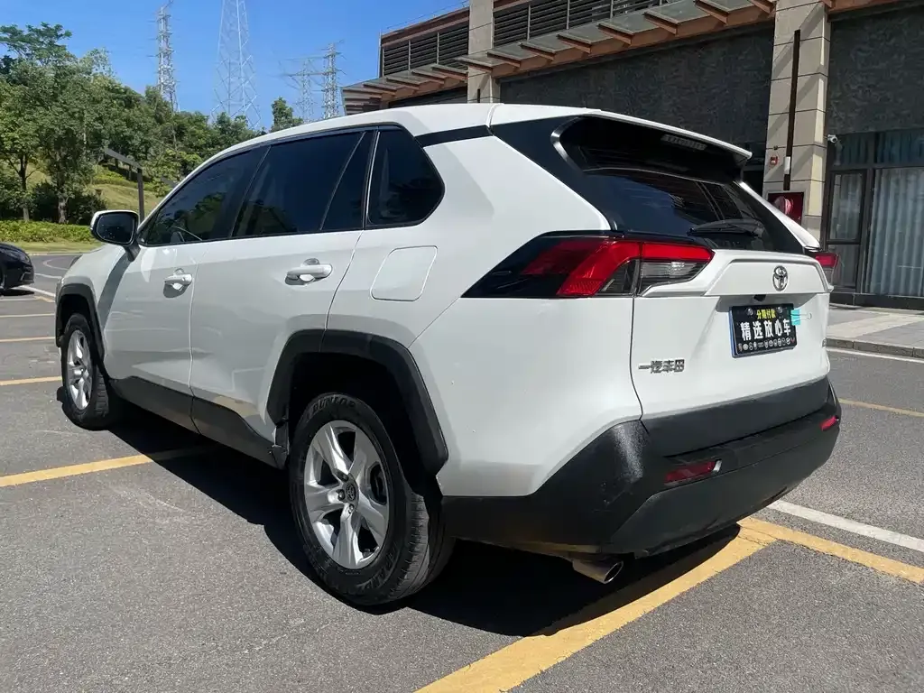 Toyota RAV4 — фото 4