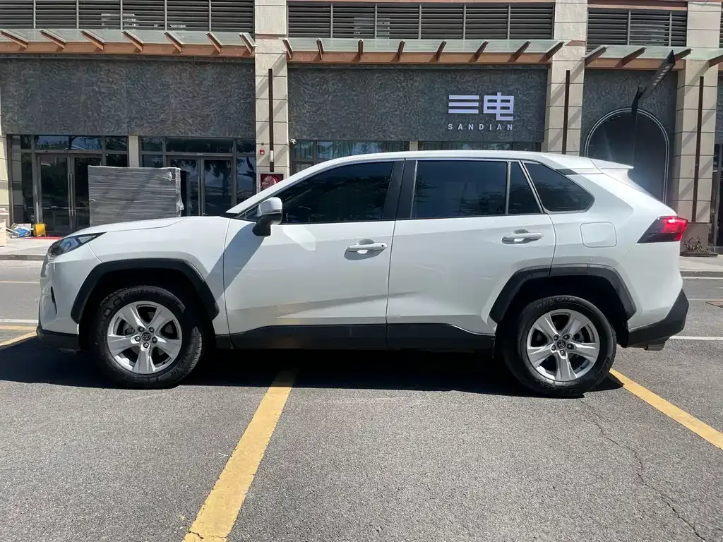 Toyota RAV4 — фото 9