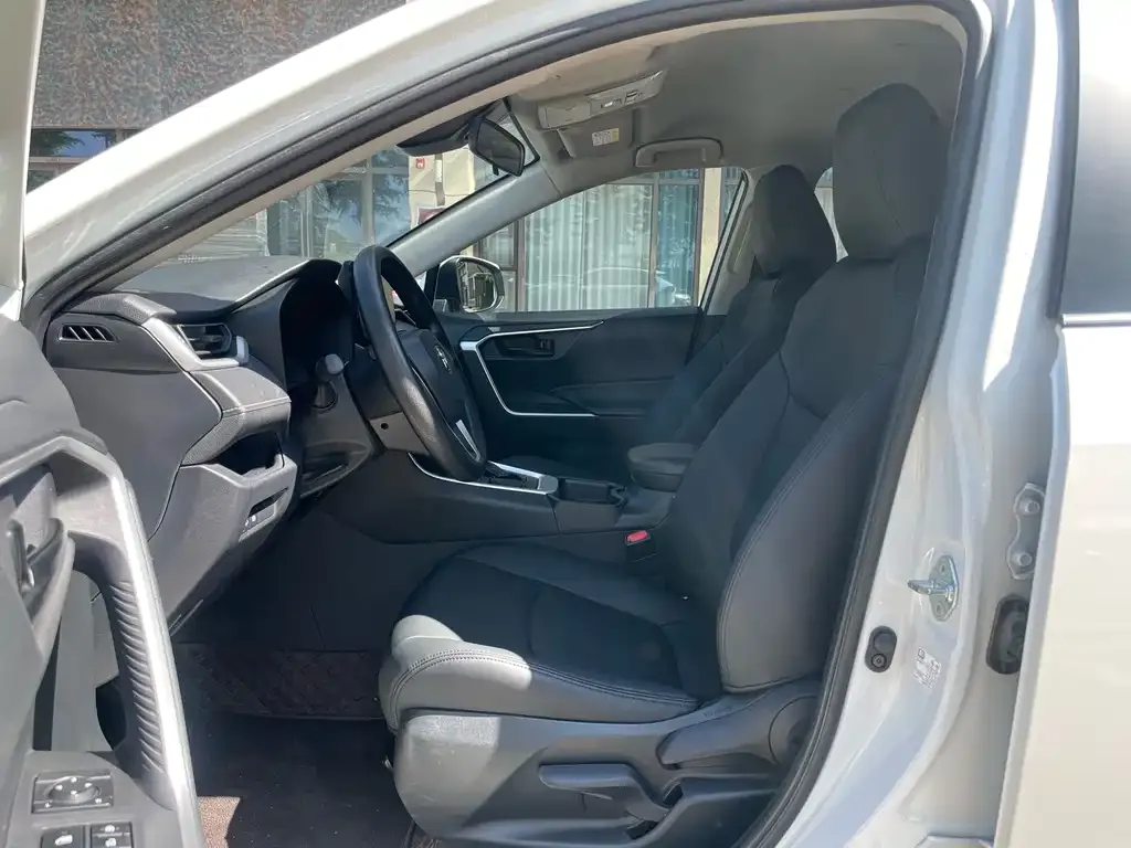 Toyota RAV4 — фото 2