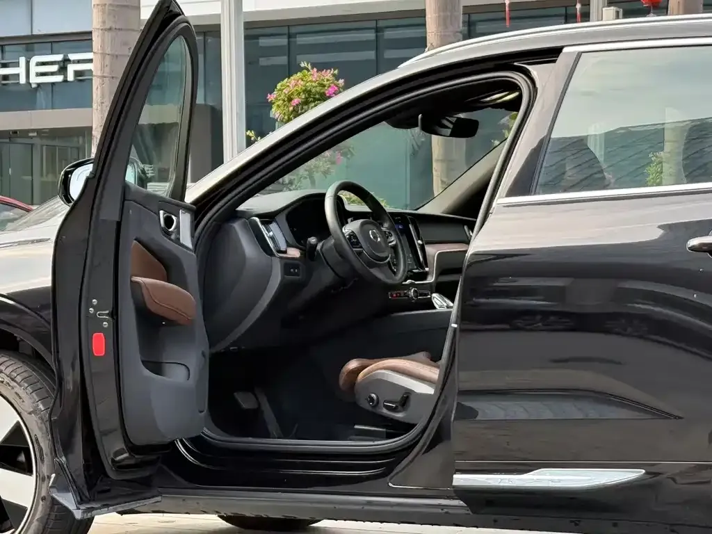 Volvo XC60 PHEV 2024 из CN, фото 5