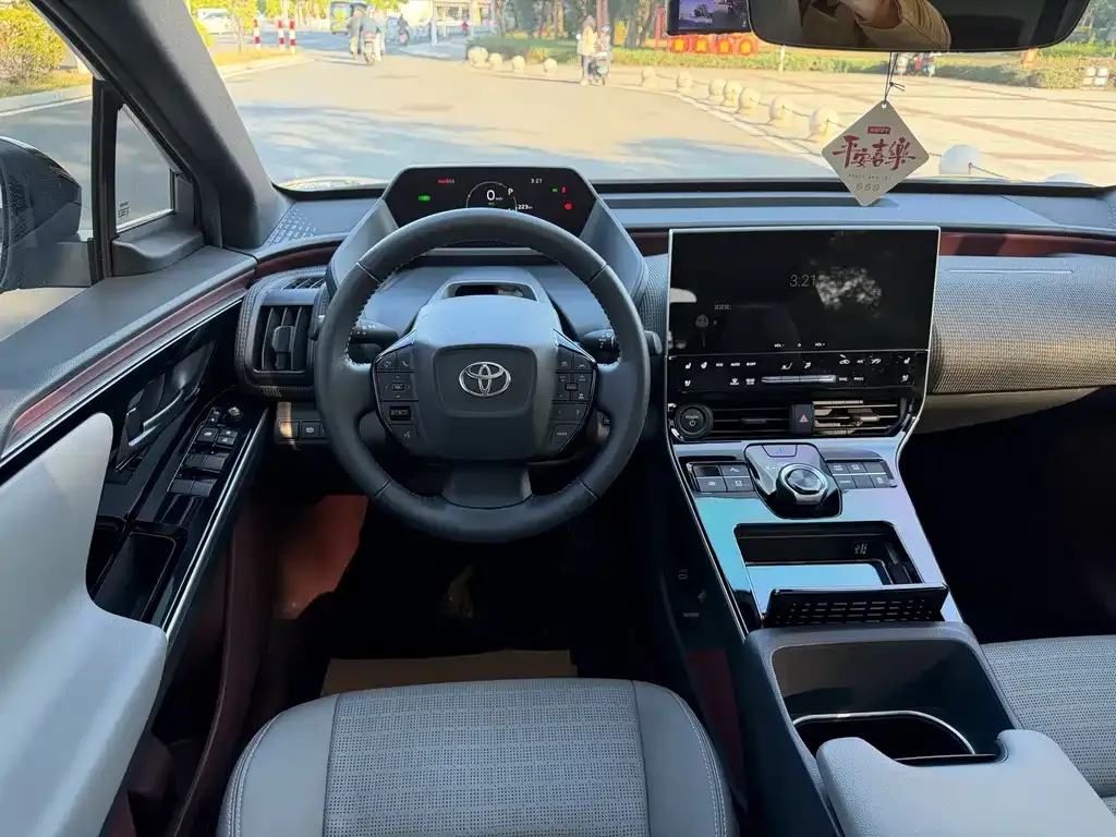 Toyota bZ4X 2023 из CN, фото 3