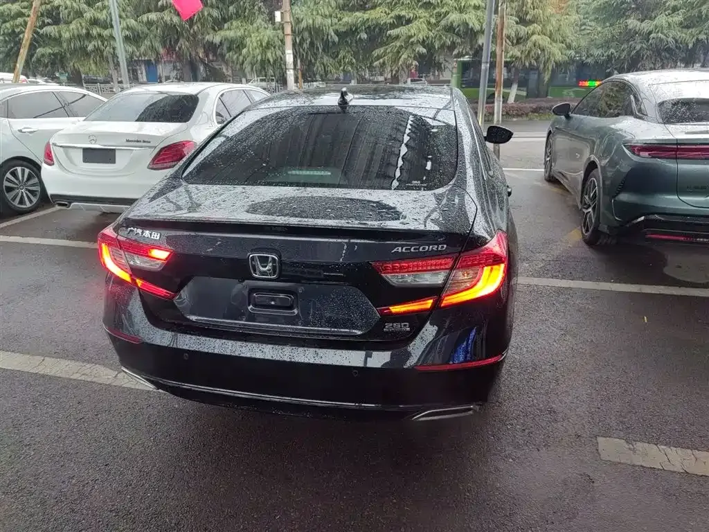 Honda Accord — фото 8