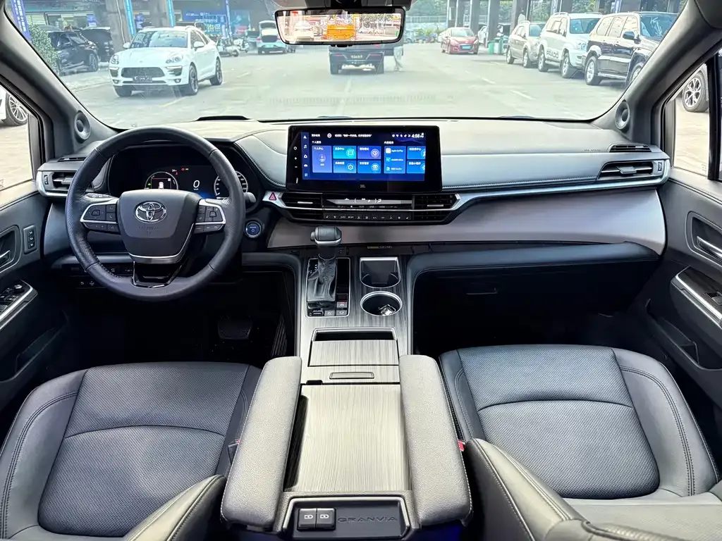 Toyota Granvia 2024 из CN, фото 4