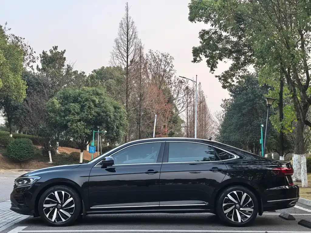 Volkswagen Passat 2023 из CN, фото 10
