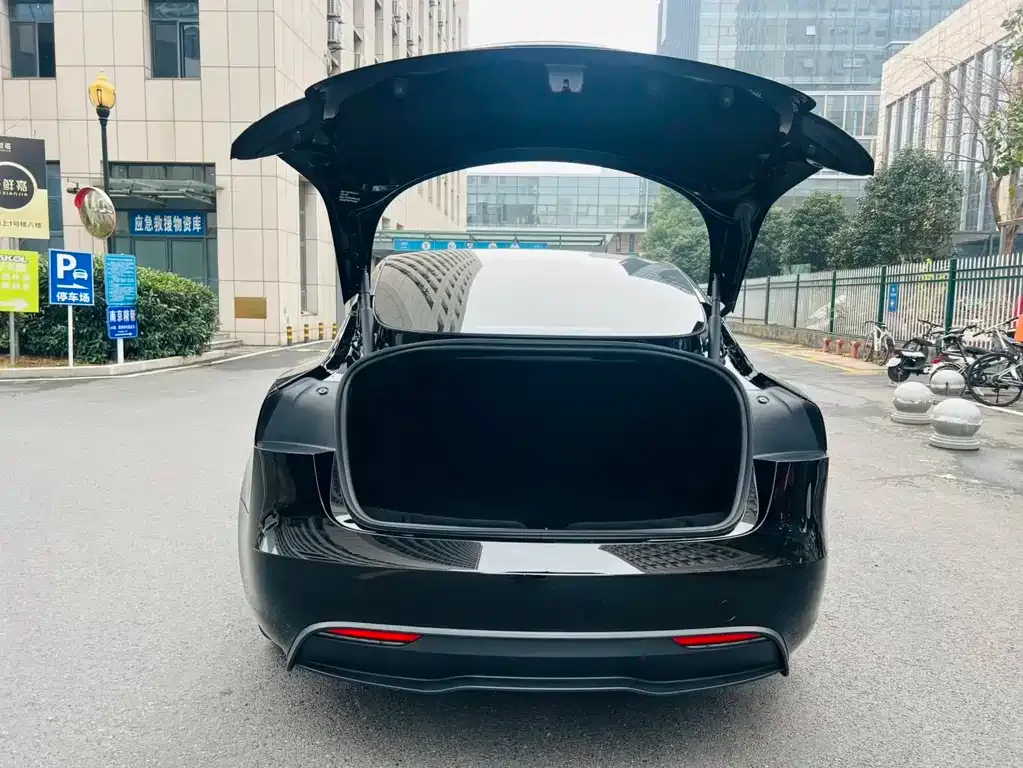 Tesla Model 3 — фото 4