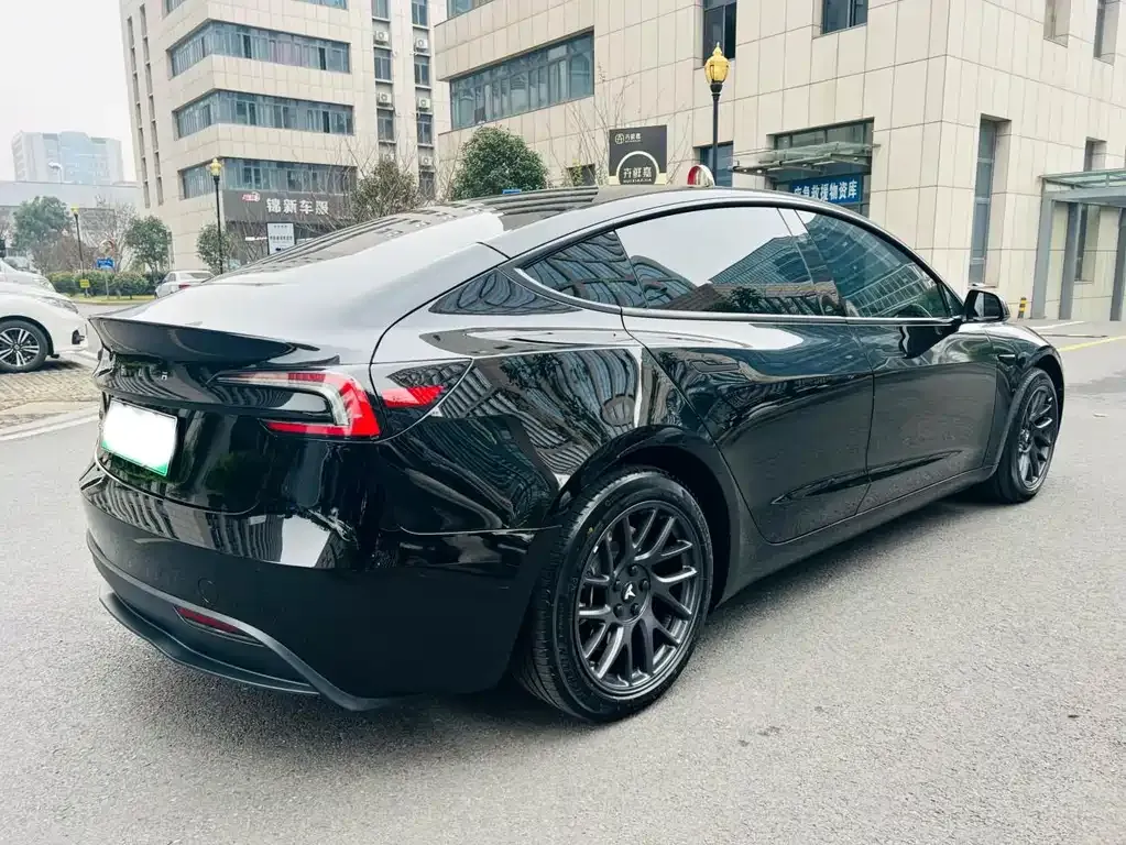 Tesla Model 3 — фото 10