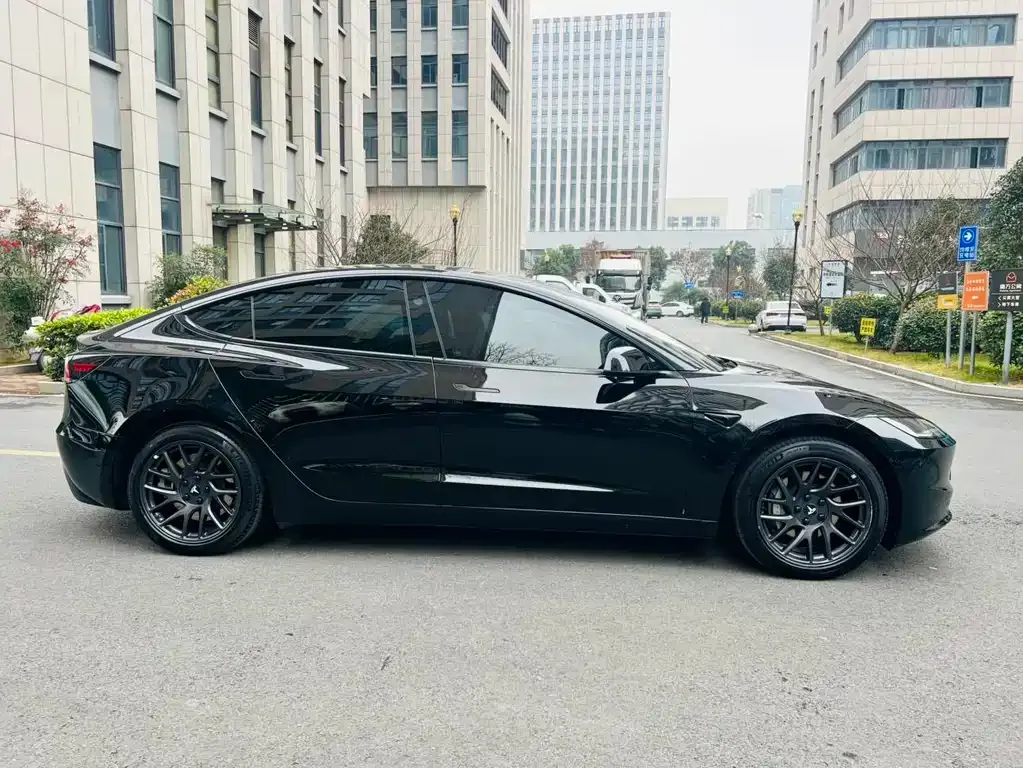 Tesla Model 3 — фото 3