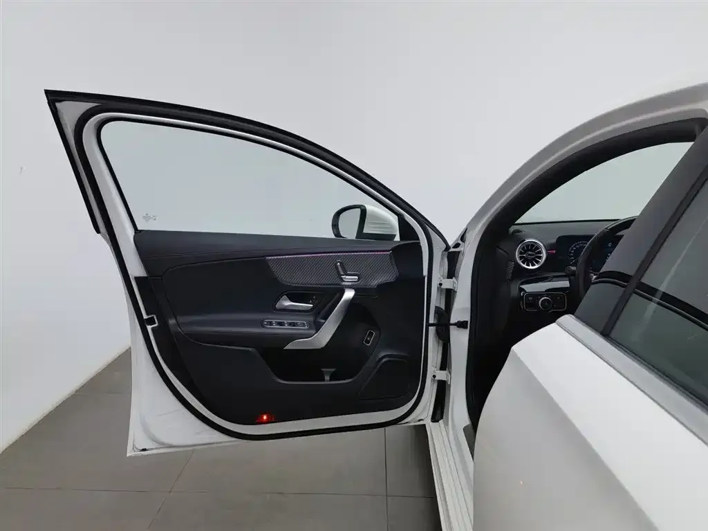 Mercedes-Benz A-Class 2023 из CN, фото 3