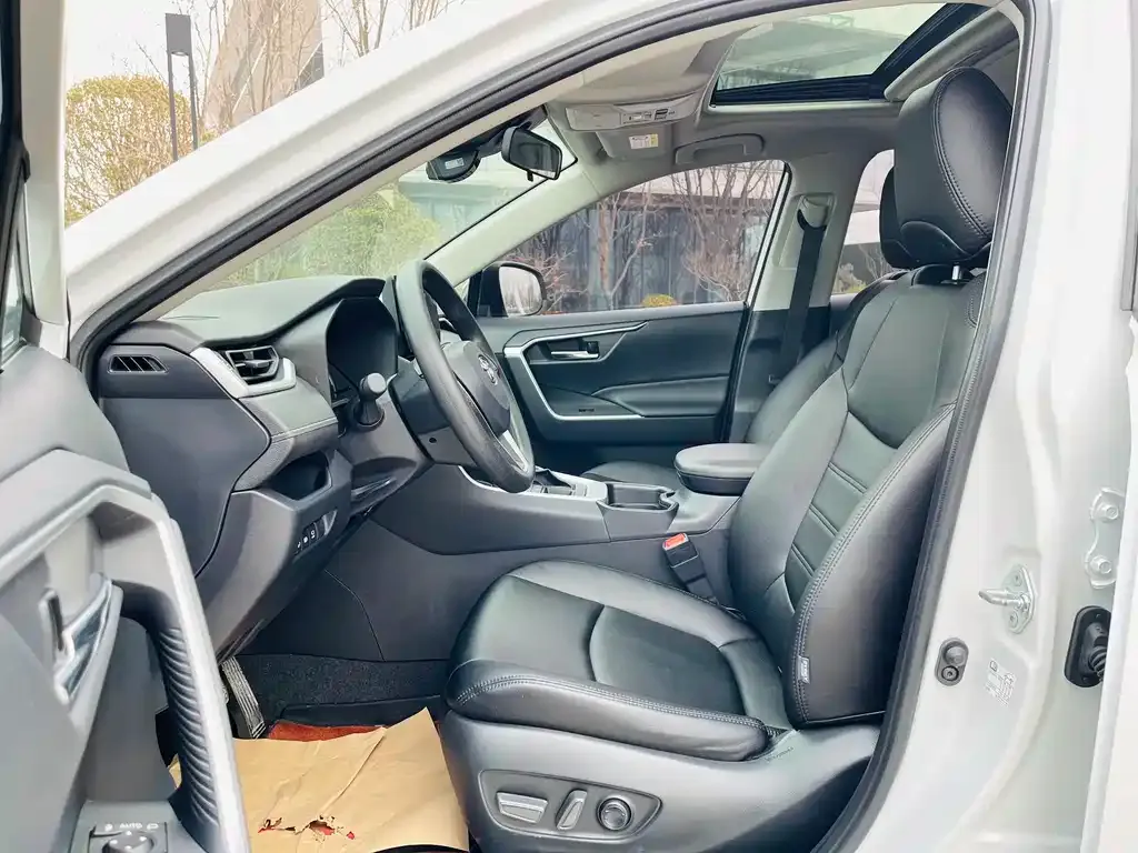 Toyota RAV4 2023 из CN, фото 6