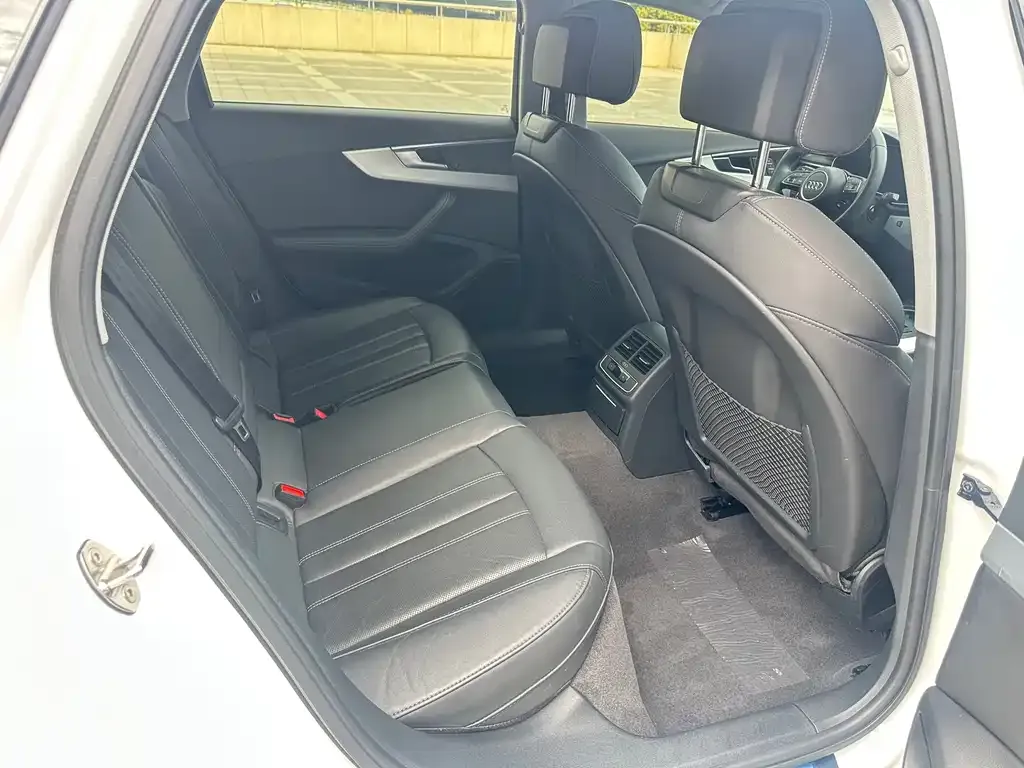 Audi A4L 2022 из CN, фото 3