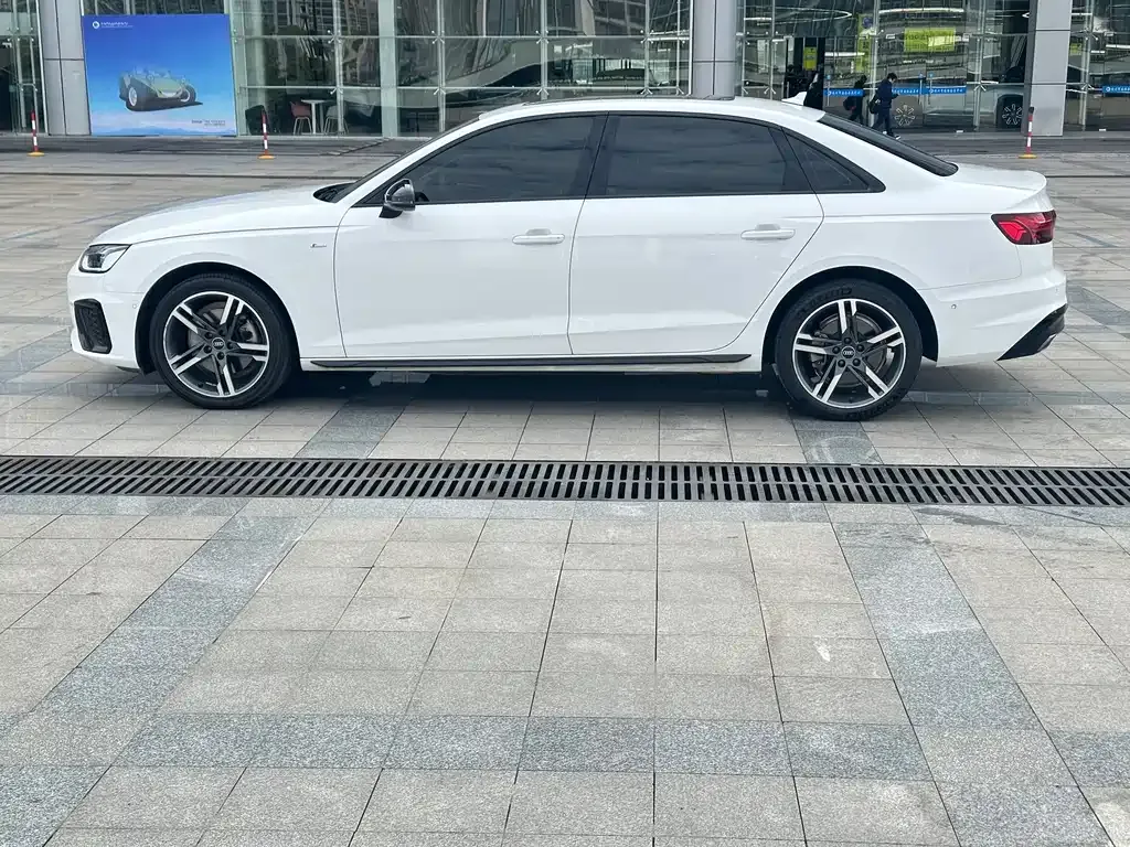 Audi A4L 2022 из CN, фото 4