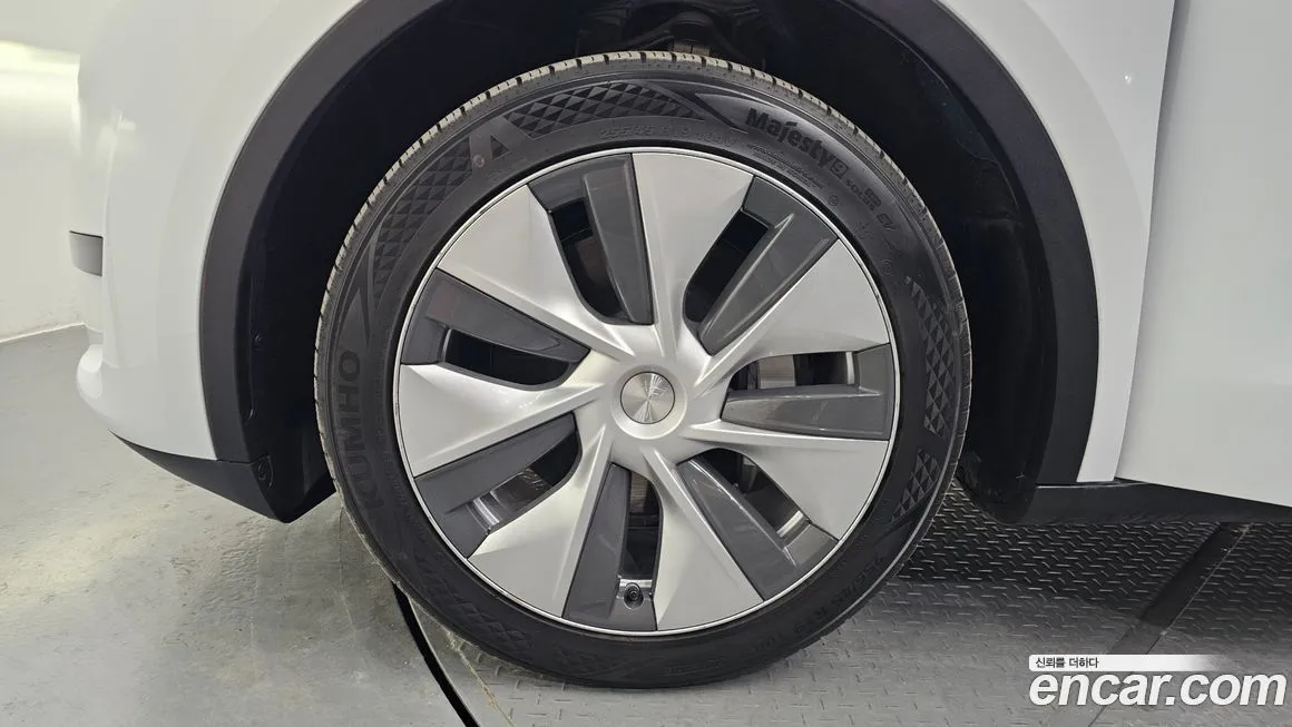 Tesla Model Y — фото 8