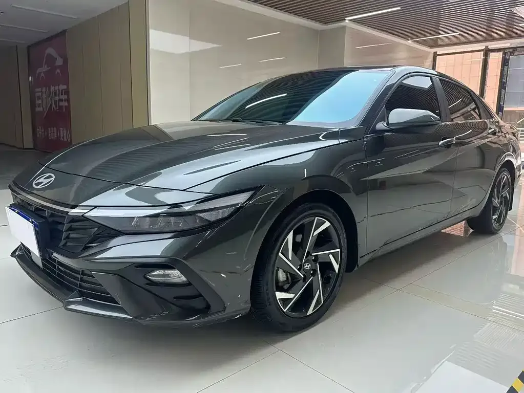 Hyundai Elantra — фото 1