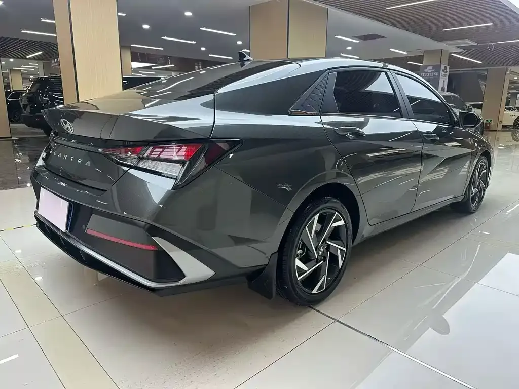 Hyundai Elantra — фото 7