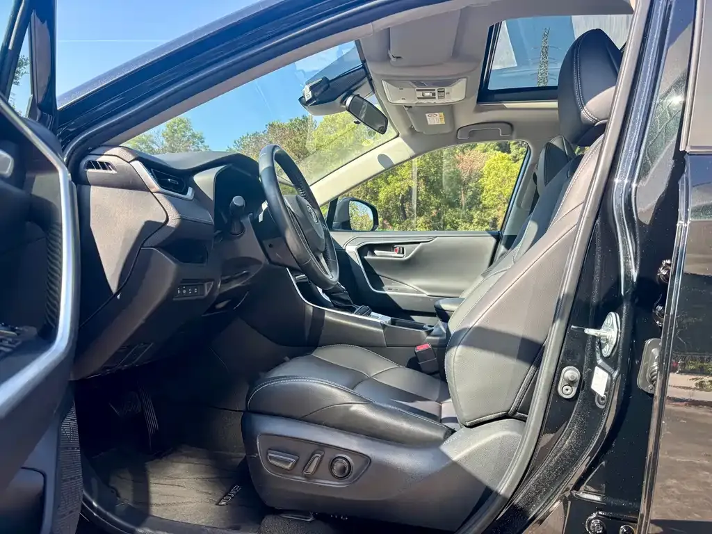 Toyota Wildlander 2023 из CN, фото 4