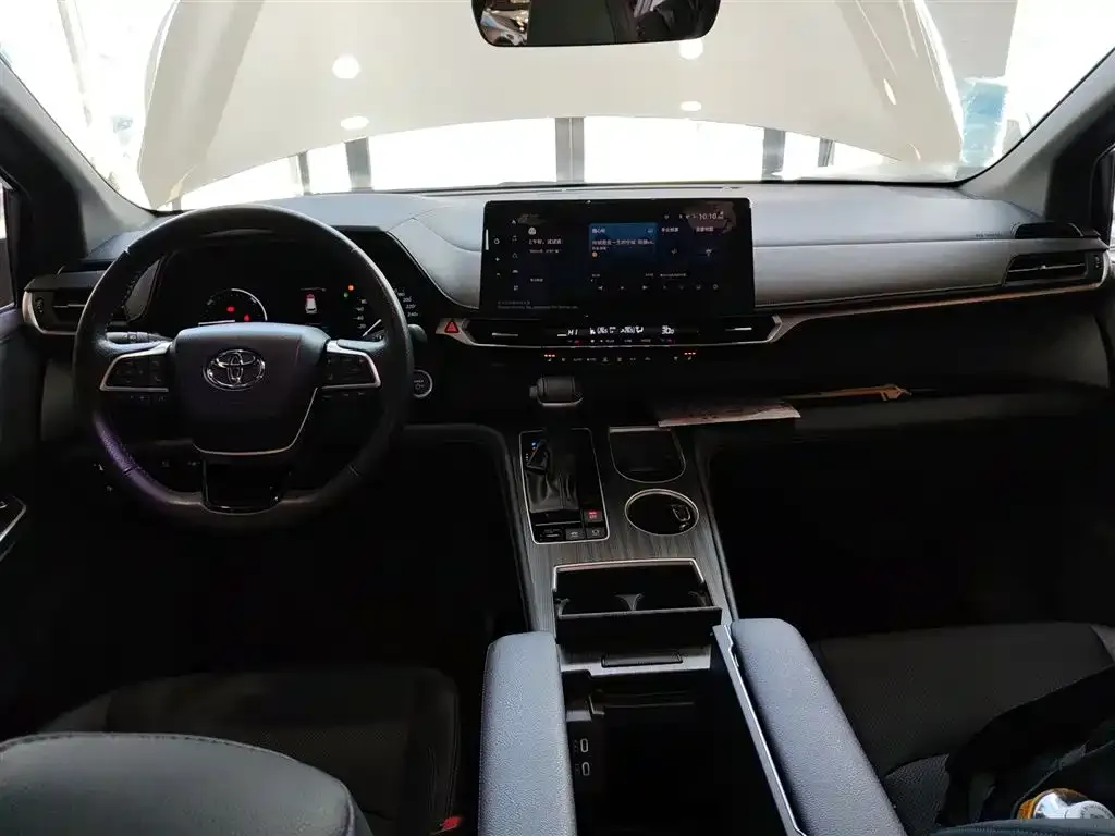 Toyota Sienna 2023 из CN, фото 2